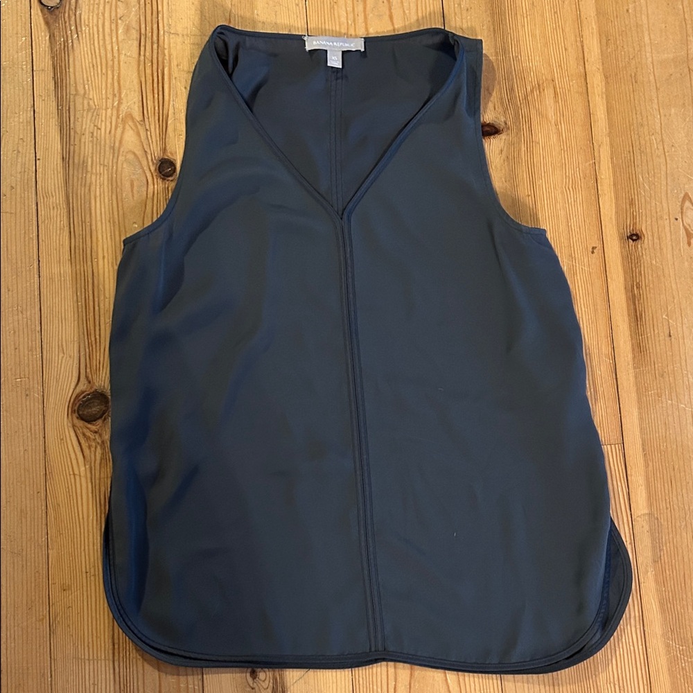 Banana Republic blue gray silky feeling sleeveless top v neck
